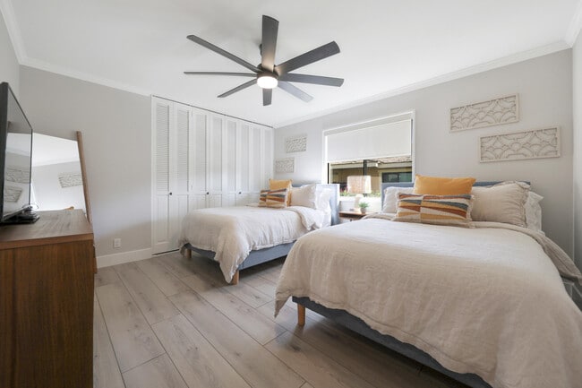 Building Photo - 236 Castellana S