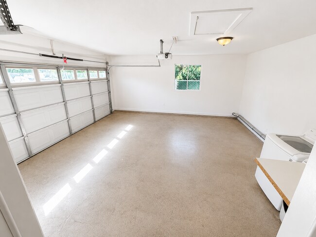 Building Photo - 3682 Bay Ave