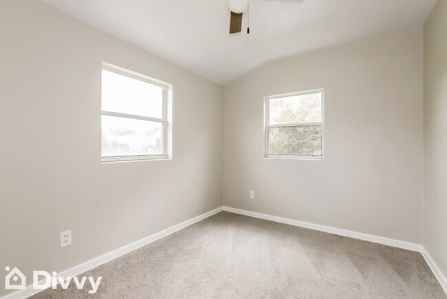 Building Photo - 1231 Greenview Dr