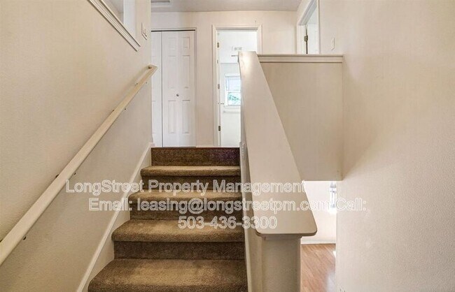 Building Photo - 332 NE Carmen Pl