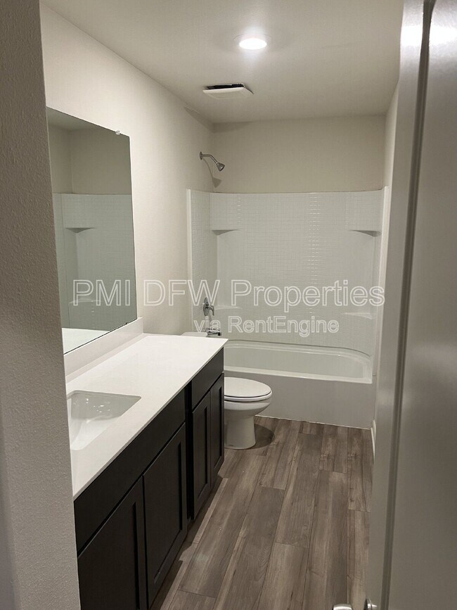 Building Photo - 640 Aqueduct Dr