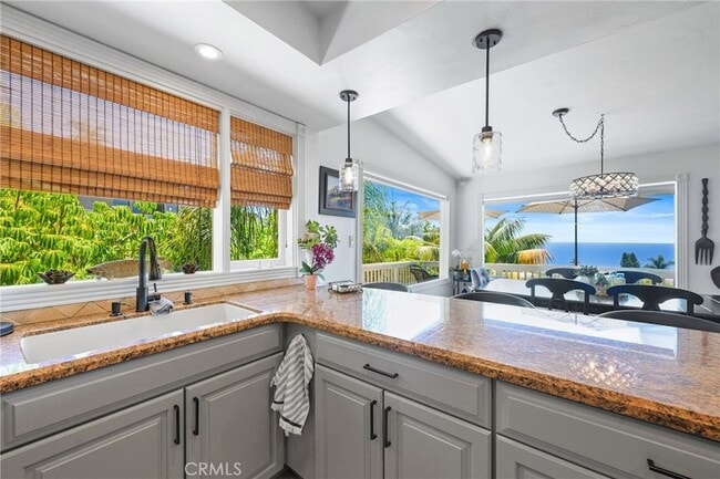 Building Photo - 875 Coast View Dr