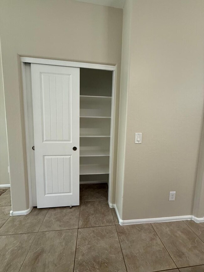 Building Photo - 2725 E Mine Creek Rd