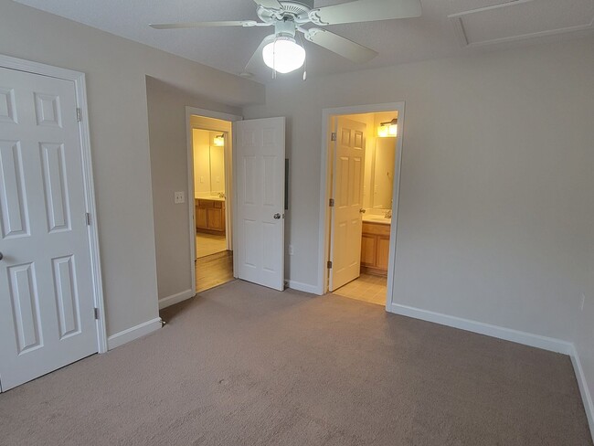 Building Photo - 2 Bedroom/2 Bath Condo in Ardmore Crest Co...