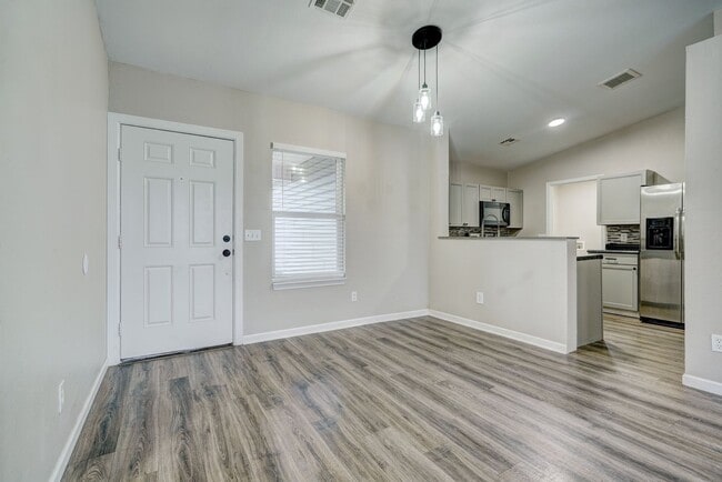 Building Photo - 10425 Aberdeen Dr