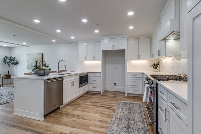 Building Photo - 4701 San Jacinto St