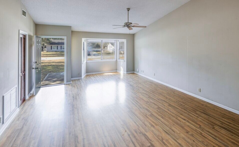 Building Photo - 105 Pinedale Dr