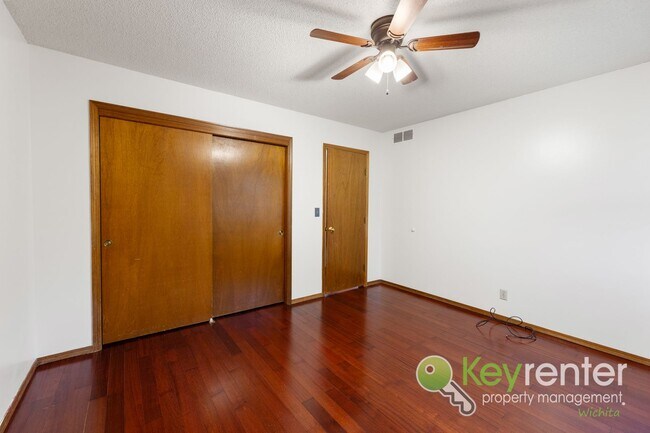 Building Photo - 3 Bedroom 2 Bathroom Family Ready Home