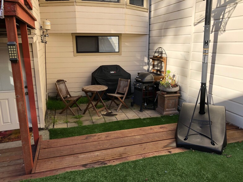 BBQ/Seating Area - 608 4th Ave
