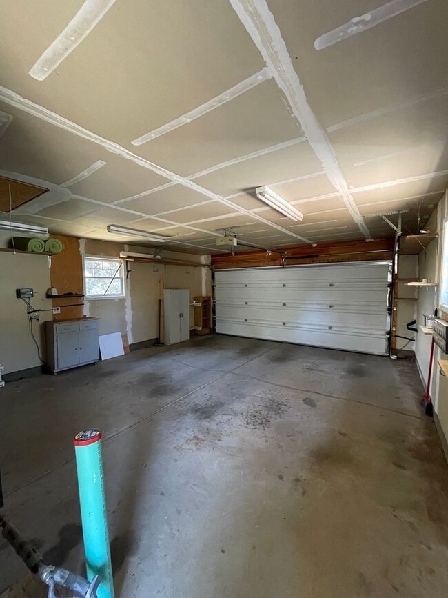 Building Photo - Beautiful 3 bed 2 bath - pets allowed! ***...