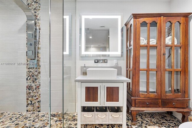 Building Photo - 700 Vilabella Ave