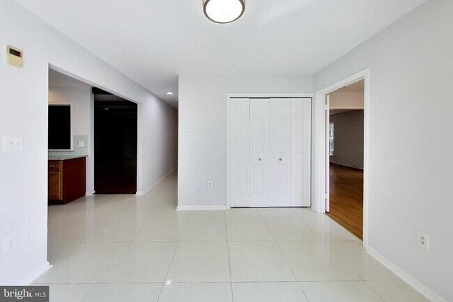 Building Photo - 991 Farm Haven Dr