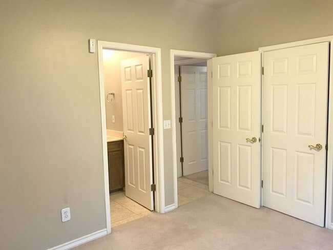 Building Photo - 15313 Guadalupe River Dr