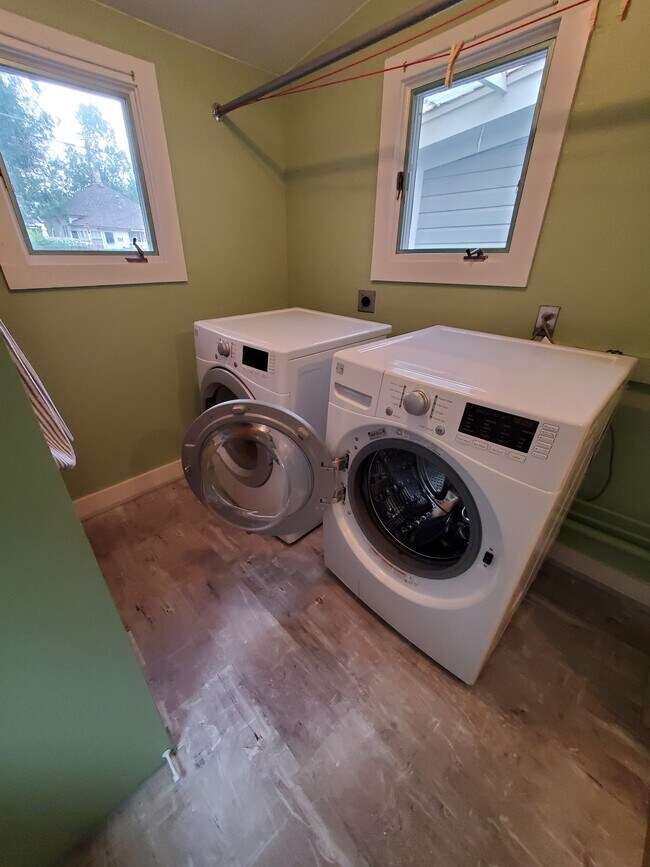 Building Photo - 607 Floral Ave