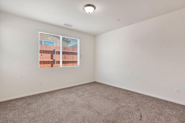 Building Photo - 2153 Lombard Ln