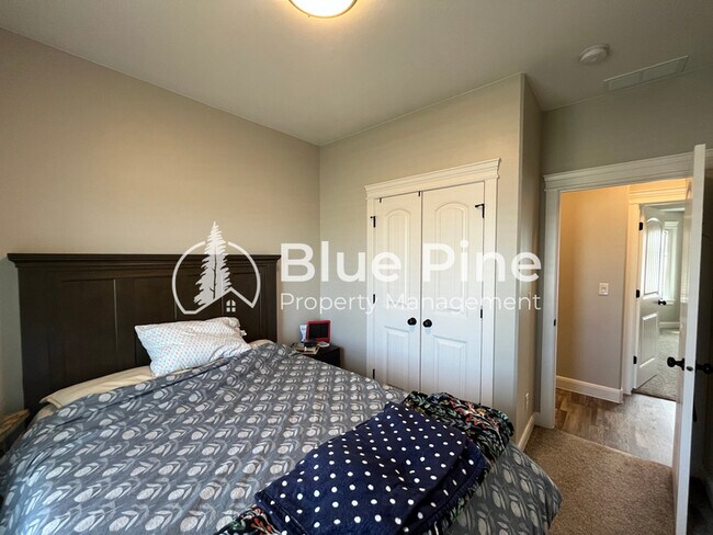 Building Photo - 737 Wilshire Pl