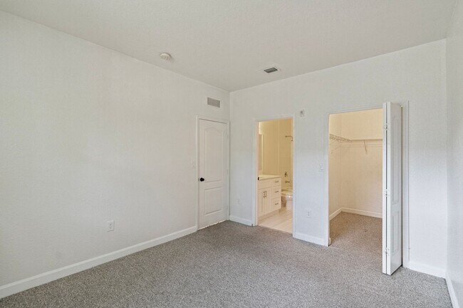 Building Photo - 2-bath condo on the 2nd floor with a newly...