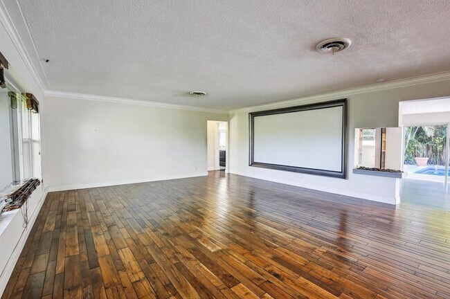 Building Photo - 2740 NE 34th St