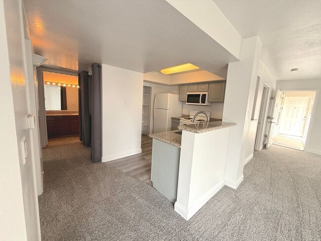 Building Photo - SPACIOUS 3BED/2BATH CONDO ON THE FIRST FLOOR!
