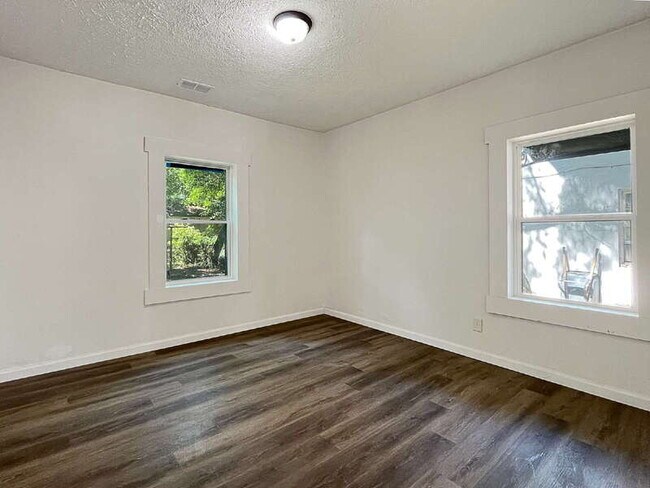 Building Photo - 1121 E 53rd St