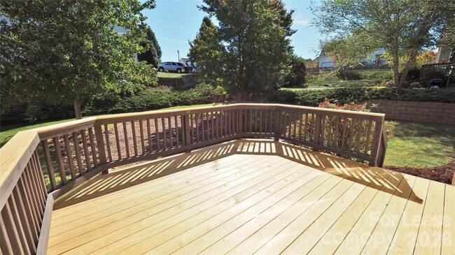 Building Photo - 6860 Lakecrest Ct
