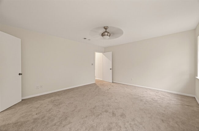 Building Photo - 422 Willow Vista Dr