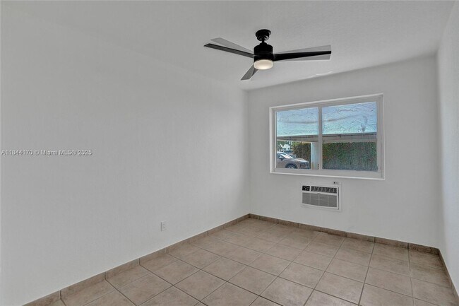 Building Photo - 2160 Bay Dr