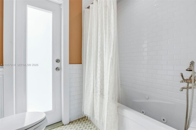 Building Photo - 1600 N 28th Ct