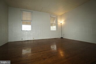 Building Photo - 2550 E Somerset St
