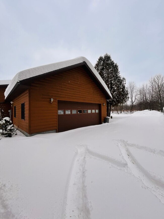 Building Photo - Charming Log Cabin Rental – 3 Bedroom / 2 Bath | Carthage School District