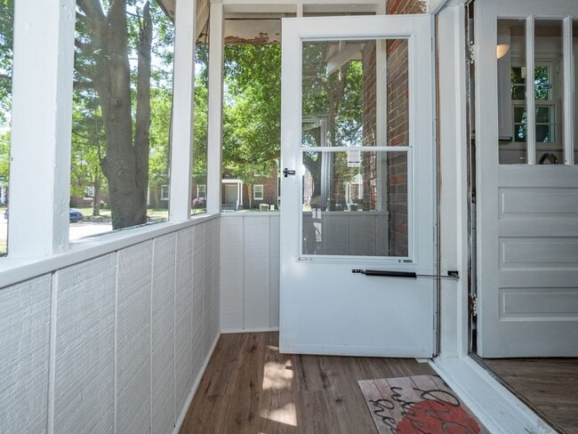 Building Photo - Oversized Renovated Downtown Cottage