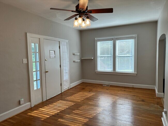 Building Photo - Charming Home 2 Bedroom 1 Bath Home In Krkwood, Mo.