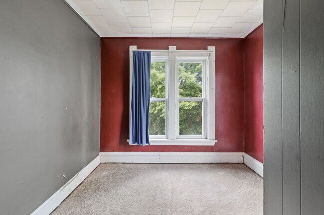 Building Photo - 3BR/1Bath + Office Area Available Sept 12t...