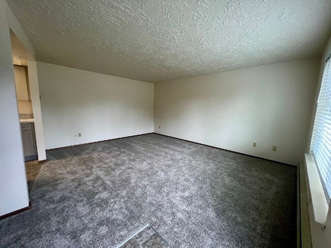 Building Photo - 1 BD Upper Level Apt - W/S/G Included Plea...