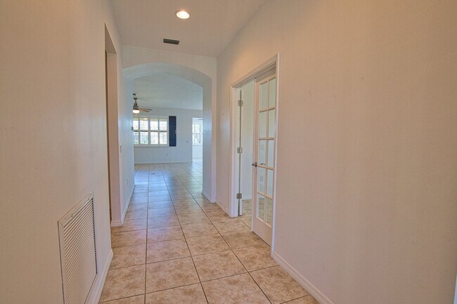 Building Photo - Annual Unfurnished 2 Bedroom 2 Bathroom Ho...