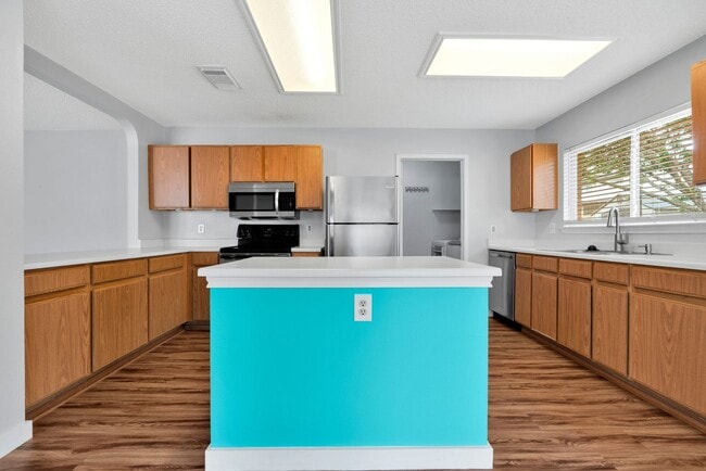 Building Photo - Charming 3 Bed 2.5 Bath Home with Solar Panels!