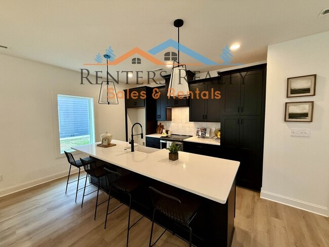 Building Photo - Stunning 2 Bedroom with Courtyard