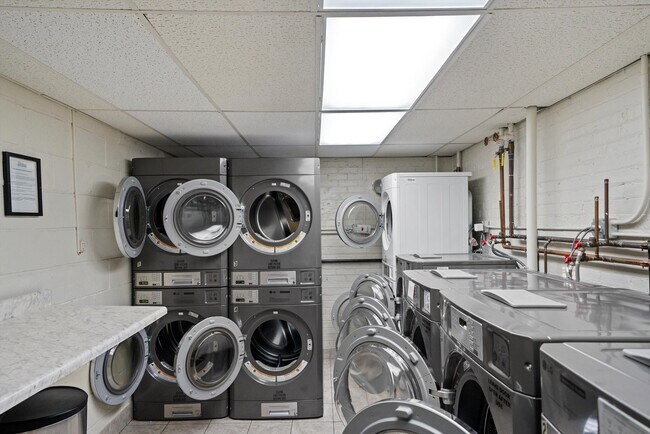 Building Photo - 515 W Wrightwood Ave
