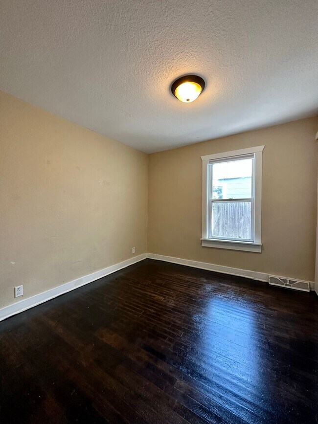 Building Photo - 2 Bedroom 1 Bath Duplex Available Mid Augu...