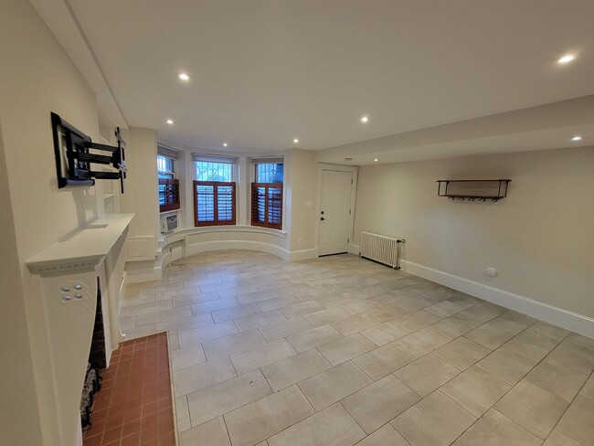 Building Photo - 210 8th St SE