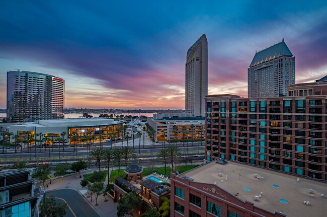 Building Photo - Furnished condo in the heart of San Diego ...