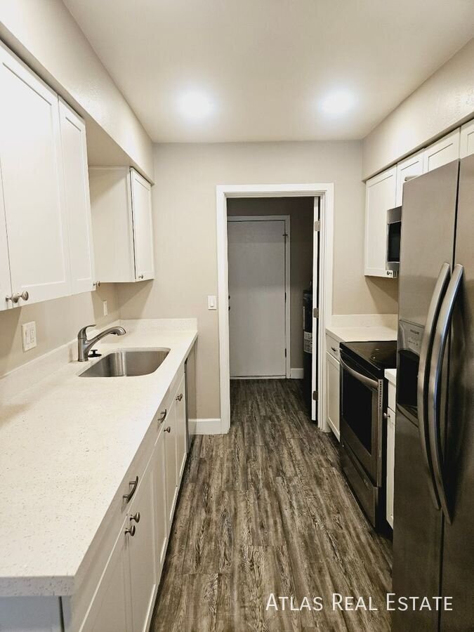 Building Photo - 2826 E Capri Cir