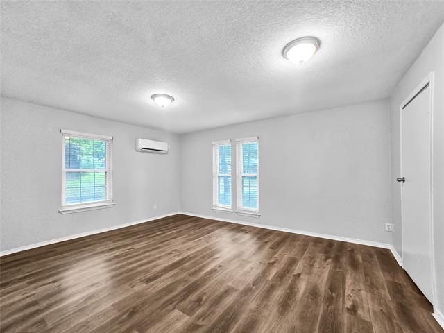 Building Photo - 1012 Woodridge Dr