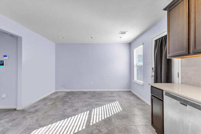 Building Photo - 440 Star Thistle St