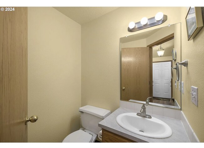 Building Photo - Stunning 4 Bedroom Home in Bethany!