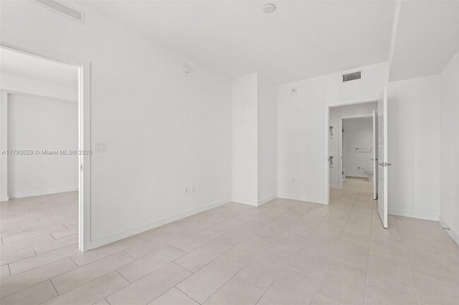 Building Photo - 2150 N Bayshore Dr