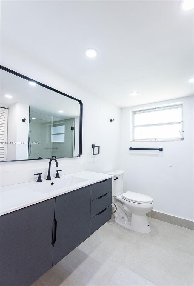 Building Photo - 1750 NE 191st St