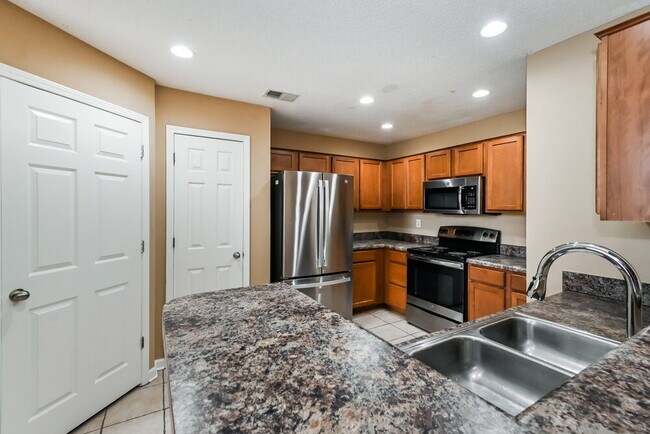 Building Photo - 1319 Farwoods Dr