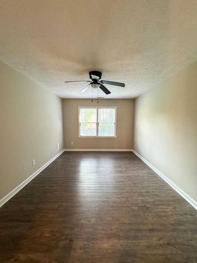 Building Photo - Charming 3 Bed 2 Bath Duplex in Gated Community
