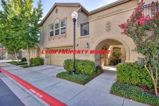 Building Photo - 3301 N Park Dr